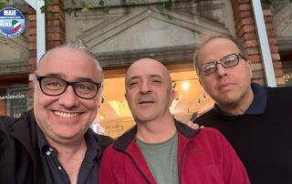 Tre rappresentanti del MAIE sorridenti durante un incontro dedicato agli italiani all’estero