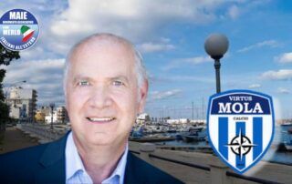 Pat Capriati nominato Brand Ambassador della Virtus Mola Calcio, a fianco dello stemma della squadra.