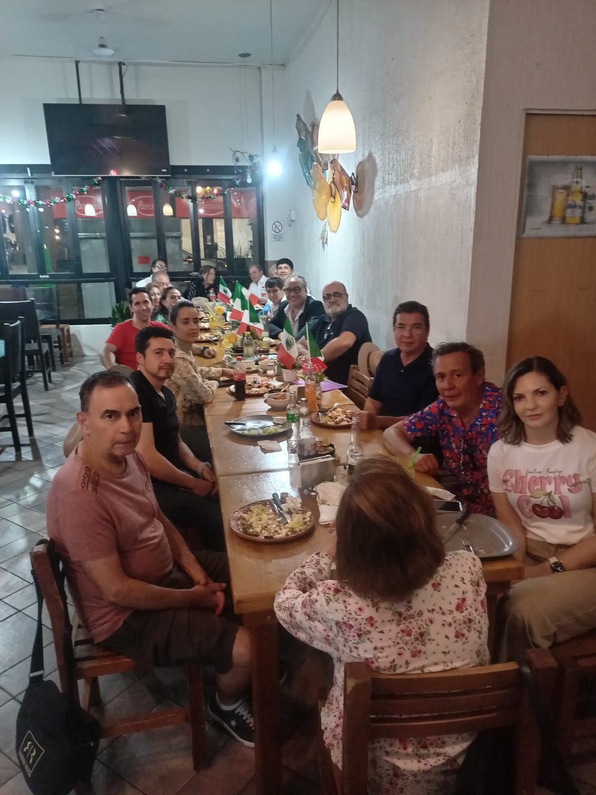 MAIE Irapuato Guanajuato Visita del Comites Messico a Irapuato – Buzzurro e Mariniello con la comunità italiana davanti alla cattedrale